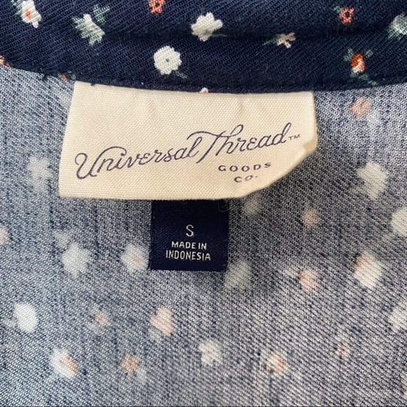 Universal Thread Floral ButtonUp - Picture 3 of 4